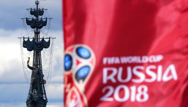 Флаг с символикой чемпионата мира по футболу 2018 на фоне памятника Петру I в Москве Флаг с символикой чемпионата мира по футболу 2018 на фоне памятника Петру I в Москве