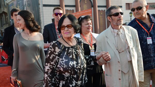 Режиссер Кира Муратова и продюсер Юрий Голубев (слева направо на первом плане) на закрытии Одесского международного кинофестиваля Режиссер Кира Муратова и продюсер Юрий Голубев (слева направо на первом плане) на закрытии Одесского международного кинофестиваля
