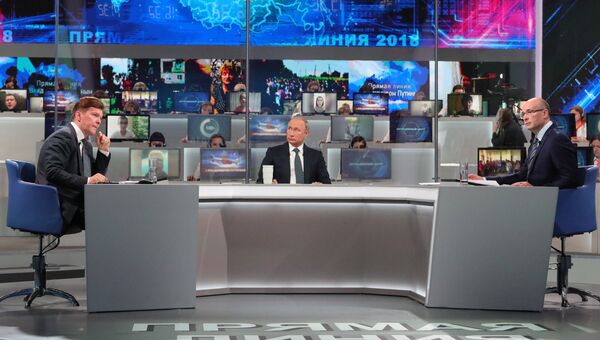Президент РФ Владимир Путин отвечает на вопросы россиян во время ежегодной специальной программы Прямая линия с Владимиром Путиным. 7 июня 2018 Президент РФ Владимир Путин отвечает на вопросы россиян во время ежегодной специальной программы Прямая линия с Владимиром Путиным. 7 июня 2018