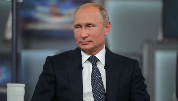 Президент РФ Владимир Путин отвечает на вопросы россиян во время ежегодной специальной программы Прямая линия с Владимиром Путиным. 7 июня 2018 Президент РФ Владимир Путин отвечает на вопросы россиян во время ежегодной специальной программы Прямая линия с Владимиром Путиным. 7 июня 2018