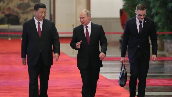 Президент РФ Владимир Путин и председатель КНР Си Цзиньпин во время встречи в Пекине. 8 июня 2018 Президент РФ Владимир Путин и председатель КНР Си Цзиньпин во время встречи в Пекине. 8 июня 2018