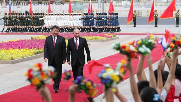Президент РФ Владимир Путин и председатель КНР Си Цзиньпин во время встречи в Пекине. 8 июня 2018 Президент РФ Владимир Путин и председатель КНР Си Цзиньпин во время встречи в Пекине. 8 июня 2018