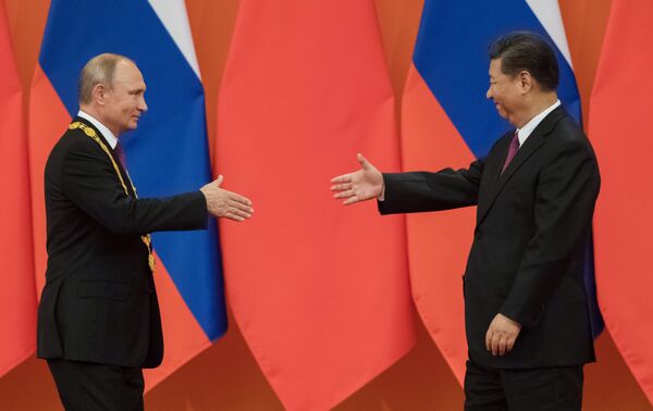 Председатель КНР Си Цзиньпин вручил президенту РФ Владимиру Путину орден Дружбы КНР. 8 июня 2018 Председатель КНР Си Цзиньпин вручил президенту РФ Владимиру Путину орден Дружбы КНР. 8 июня 2018