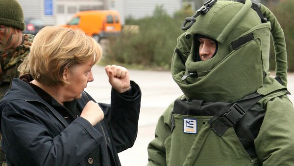Канцлер Германии Ангела Меркель во время посещения боевой группы Бундесвера в Лецлингене Канцлер Германии Ангела Меркель во время посещения боевой группы Бундесвера в Лецлингене