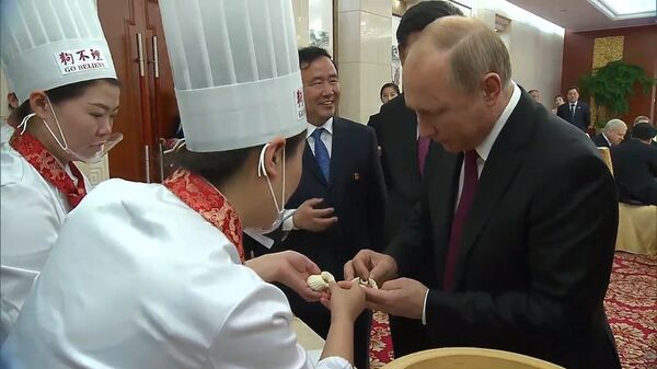 Путин приготовил китайские блины и пельмени Путин приготовил китайские блины и пельмени