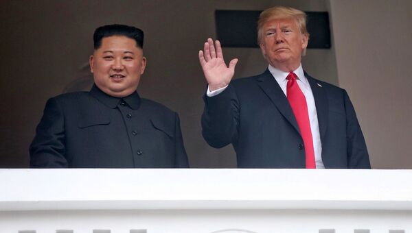 Президент США Дональд Трамп и лидер КНДР Ким Чен Ын на балконе отеля Капелла в Сингапуре. 12 июня 2018 Президент США Дональд Трамп и лидер КНДР Ким Чен Ын на балконе отеля Капелла в Сингапуре. 12 июня 2018