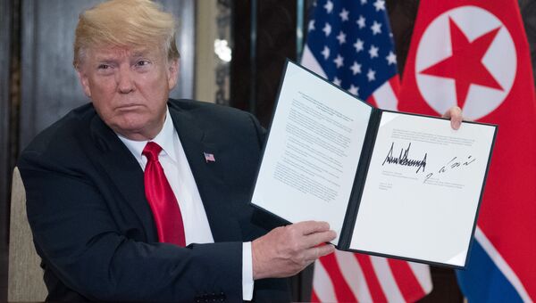 Президент США Дональд Трамп с подписанным совместно с лидером КНДР Ким Чен Ыном документом по итогам встречи в Сингапуре. 12 июня 2018 Президент США Дональд Трамп с подписанным совместно с лидером КНДР Ким Чен Ыном документом по итогам встречи в Сингапуре. 12 июня 2018