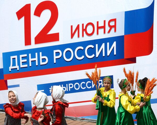 Дети танцуют во время празднования Дня России на набережной Спортивной гавани во Владивостоке. 12 июня 2018 Дети танцуют во время празднования Дня России на набережной Спортивной гавани во Владивостоке. 12 июня 2018