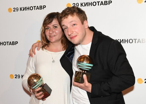 Режиссер Наталия Мещанинова и актер Степан Девонин на церемонии закрытия 29-го российского фестиваля Кинотавр в Сочи Режиссер Наталия Мещанинова и актер Степан Девонин на церемонии закрытия 29-го российского фестиваля Кинотавр в Сочи