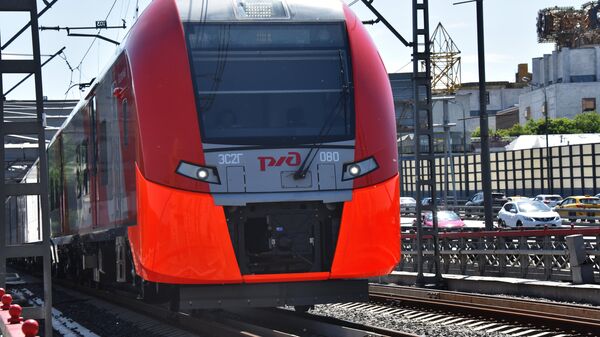 Электропоезд Ласточка на участке Московского центрального кольца между станциями Лужники и Площадь Гагарина Электропоезд Ласточка на участке Московского центрального кольца между станциями Лужники и Площадь Гагарина