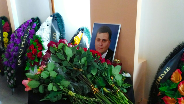 Похороны Дмитрия Хахалева, который был у штурвала катамарана, столкнувшегося с баржей на Волге Похороны Дмитрия Хахалева, который был у штурвала катамарана, столкнувшегося с баржей на Волге