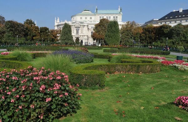 Вид на парк Фольксгартен перед зданием Королевского Бургтеатра Вид на парк Фольксгартен перед зданием Королевского Бургтеатра