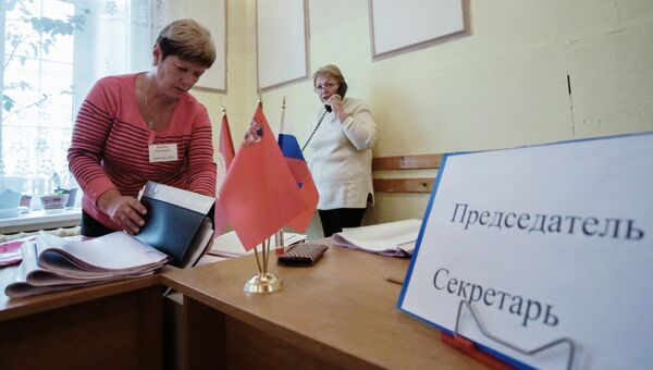 Члены комиссии готовятся к выборам губернатора Московской области на избирательном участке в городе Серпухове. Архивное фото Члены комиссии готовятся к выборам губернатора Московской области на избирательном участке в городе Серпухове. Архивное фото