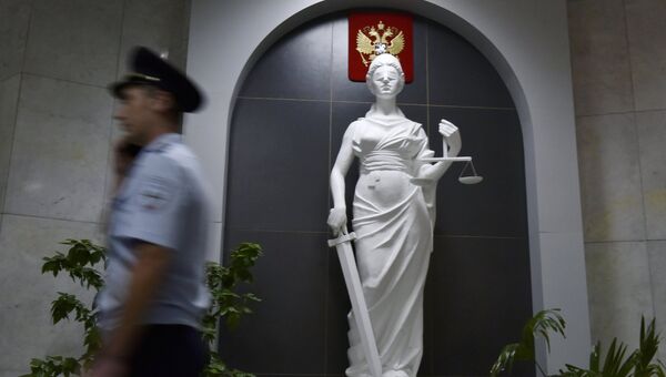 Статуя богини правосудия (Фемида) в здании суда. Архивное фото Статуя богини правосудия (Фемида) в здании суда. Архивное фото