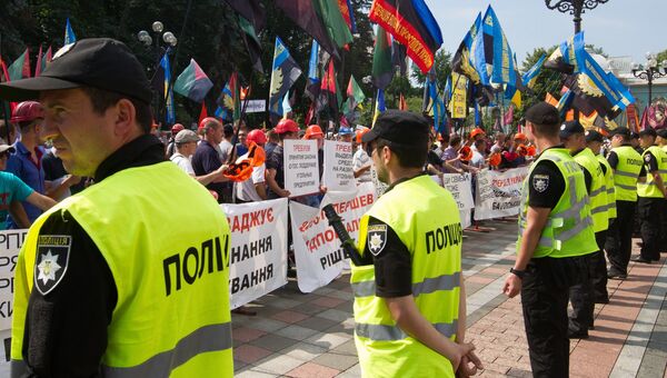 Шахтеры на акции протеста у здания Рады Украины в Киеве. Митингующие протестуют против постоянных задержек зарплат и требуют увеличения заработной платы Шахтеры на акции протеста у здания Рады Украины в Киеве. Митингующие протестуют против постоянных задержек зарплат и требуют увеличения заработной платы