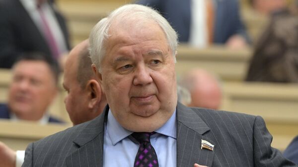 Первый заместитель председателя комитета Совета Федерации РФ по международным делам Сергей Кисляк перед началом заседания Совета Федерации РФ. 27 июня 2018 Первый заместитель председателя комитета Совета Федерации РФ по международным делам Сергей Кисляк перед началом заседания Совета Федерации РФ. 27 июня 2018