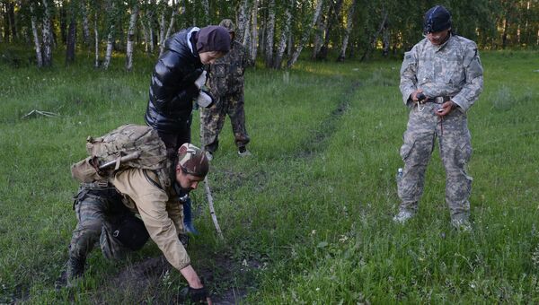 Поисковая группа во время розыска пропавшего ребенка. Архивное фото Поисковая группа во время розыска пропавшего ребенка. Архивное фото