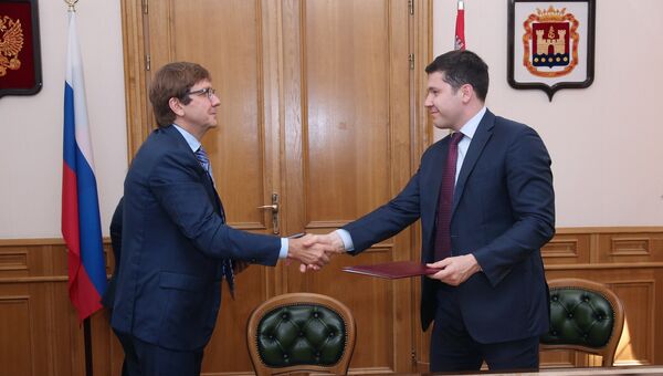 Президент группы компаний Просвещение Владимир Узун и губернатор Калининградской области Антон Алиханов после подписания соглашения Президент группы компаний Просвещение Владимир Узун и губернатор Калининградской области Антон Алиханов после подписания соглашения
