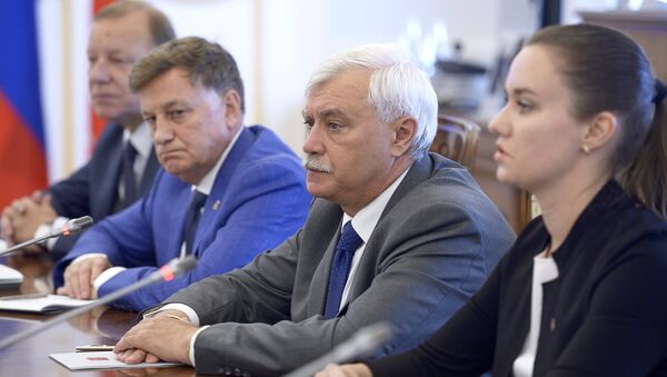 Губернатор Санкт-Петербурга Георгий Полтавченко во время встречи с делегацией сената США в Смольном дворце. 2 июля 2018 Губернатор Санкт-Петербурга Георгий Полтавченко во время встречи с делегацией сената США в Смольном дворце. 2 июля 2018