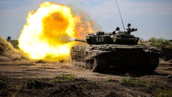 Основной боевой танк Т-72Б1 на полигоне Погоново в Воронежской области Основной боевой танк Т-72Б1 на полигоне Погоново в Воронежской области