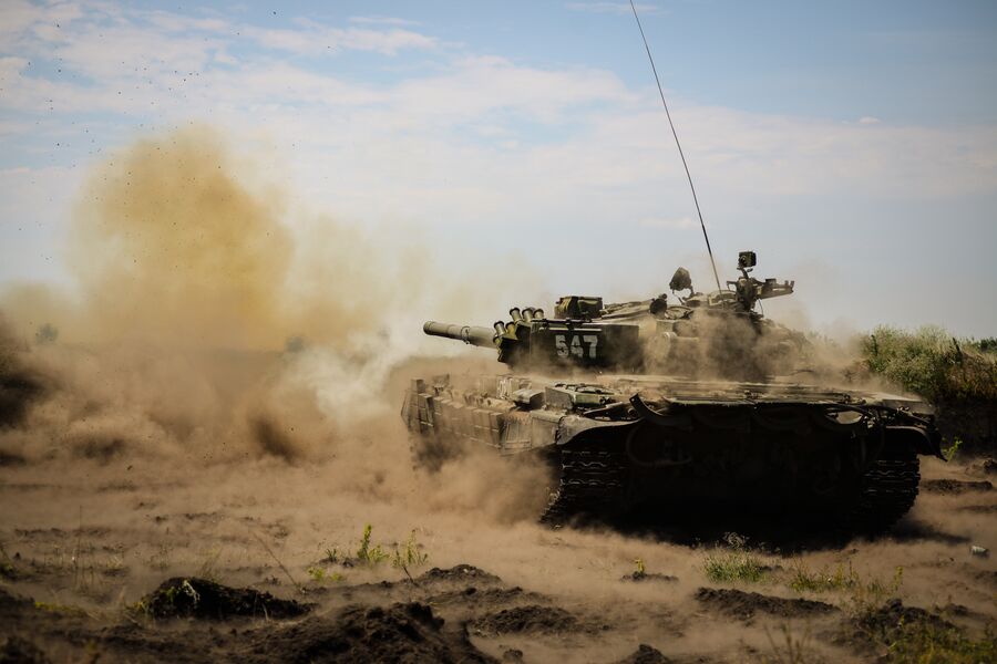 Основной боевой танк Т-72Б1 на полигоне Погоново в Воронежской области Основной боевой танк Т-72Б1 на полигоне Погоново в Воронежской области