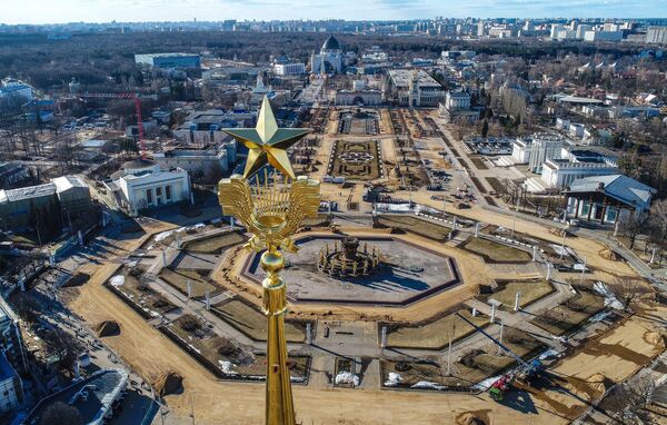 Завершилась реставрация скульптур на Центральном павильоне ВДНХ Завершилась реставрация скульптур на Центральном павильоне ВДНХ