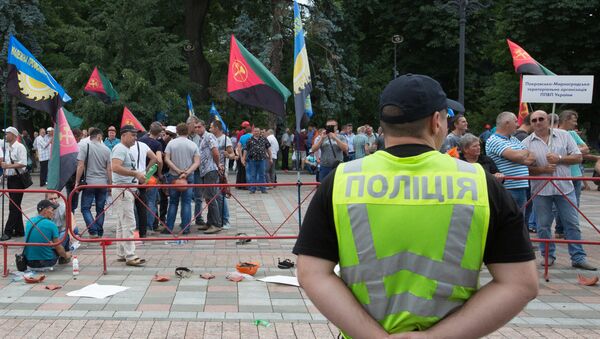 Полицейский на площади у здания Рады в Киеве. Архивное фото Полицейский на площади у здания Рады в Киеве. Архивное фото