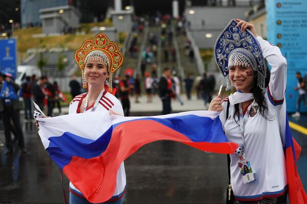 Болельщицы сборной России перед матчем группового этапа чемпионата мира по футболу между сборными России и Египта Болельщицы сборной России перед матчем группового этапа чемпионата мира по футболу между сборными России и Египта