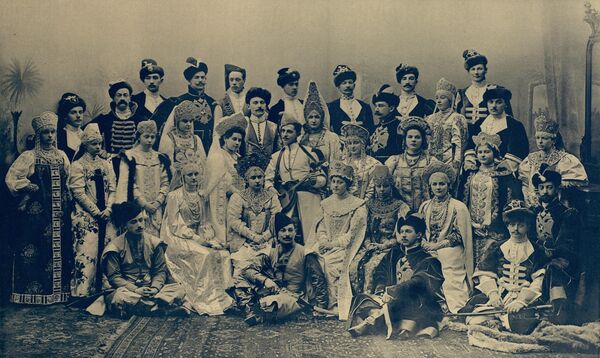 Гости костюмированного бала, 1903 год Гости костюмированного бала, 1903 год