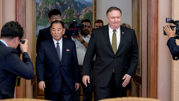 Госсекретарь США Майк Помпео и заместитель председателя ЦК Трудовой партии КНДР Ким Ён Чхоль во время встречи. 7 июля 2018 Госсекретарь США Майк Помпео и заместитель председателя ЦК Трудовой партии КНДР Ким Ён Чхоль во время встречи. 7 июля 2018
