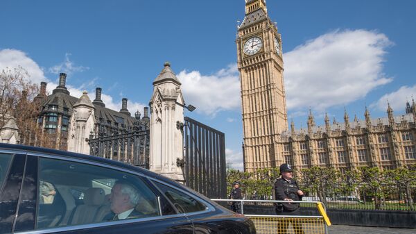 Министр по вопросам выхода из ЕС Дэвид Дэвис в автомобиле у здания парламента в Лондоне Министр по вопросам выхода из ЕС Дэвид Дэвис в автомобиле у здания парламента в Лондоне