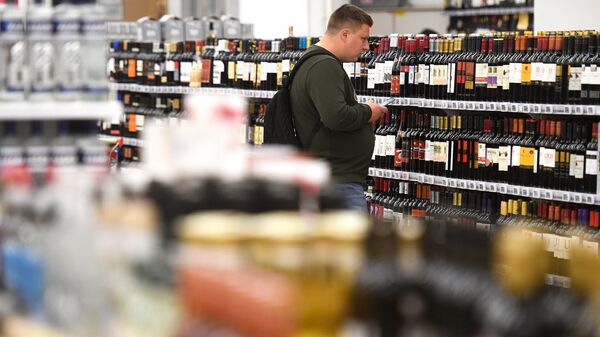 Покупатель в отделе алкогольной продукции гипермаркета Ашан. Архивное фото Покупатель в отделе алкогольной продукции гипермаркета Ашан. Архивное фото