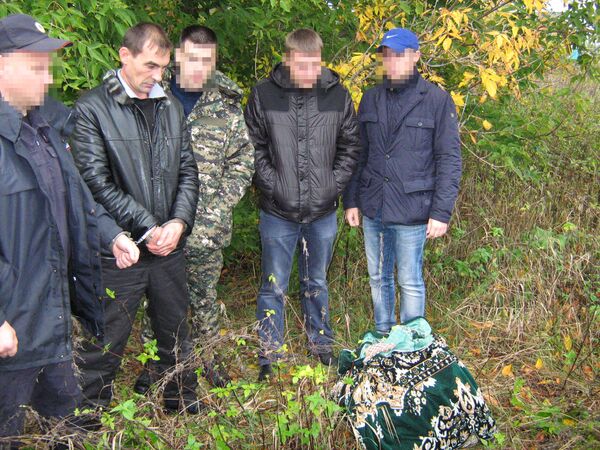 Раиль Якубов показывает, где закопал похищенные иконы Раиль Якубов показывает, где закопал похищенные иконы