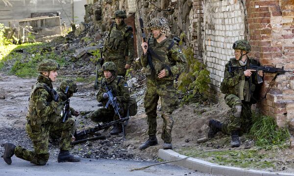 Эстонские военные во время учений Эстонские военные во время учений