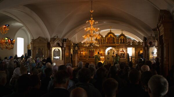 Верующие во время вечерней службы в Спасо-Преображенском соборе в день церковного празднования памяти валаамских чудотворцев преподобных Сергия и Германа Верующие во время вечерней службы в Спасо-Преображенском соборе в день церковного празднования памяти валаамских чудотворцев преподобных Сергия и Германа