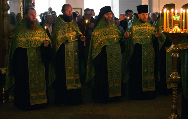 Священнослужители во время вечерней службы в Спасо-Преображенском соборе в день празднования памяти преподобных Сергия и Германа Валаамских Священнослужители во время вечерней службы в Спасо-Преображенском соборе в день празднования памяти преподобных Сергия и Германа Валаамских