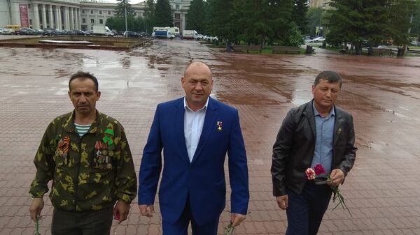 Слева рядовой Мирбако Додокалонов, посередине сержант Сергей Евланов Слева рядовой Мирбако Додокалонов, посередине сержант Сергей Евланов