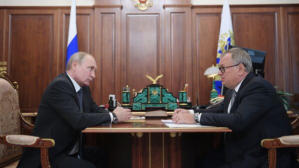 Президент РФ Владимир Путин и президент – председатель правления Банка ВТБ Андрей Костин во время встречи. 13 июля 2018 Президент РФ Владимир Путин и президент – председатель правления Банка ВТБ Андрей Костин во время встречи. 13 июля 2018