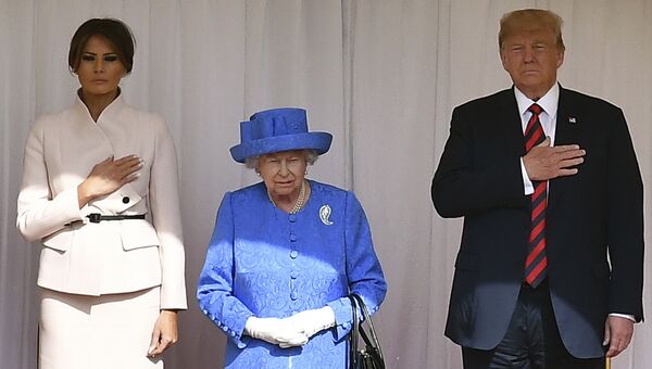 Президент США Дональд Трамп и его супруга Меланья во время встречи с королевой Великобритании с Елизаветой II. Архивное фото Президент США Дональд Трамп и его супруга Меланья во время встречи с королевой Великобритании с Елизаветой II. Архивное фото