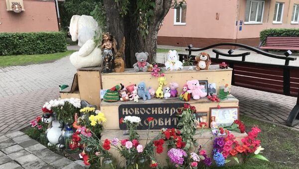 Мемориал в Кемерово, посвященный погибшим в пожаре ТЦ Зимняя Вишня. Архивное фото Мемориал в Кемерово, посвященный погибшим в пожаре ТЦ Зимняя Вишня. Архивное фото