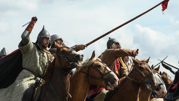 Участники военно-исторической реконструкции на фестивале Великое стояние на реке Угре в 1480 году в Калужской области
