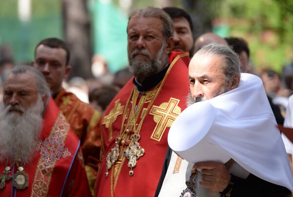 Священнослужители и епископы Русской православной церкви во время освящения храма Федоровской иконы Божией матери Священнослужители и епископы Русской православной церкви во время освящения храма Федоровской иконы Божией матери