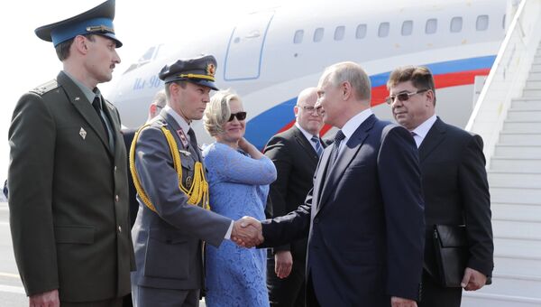 Президент РФ Владимир Путин во время встречи в аэропорту в Хельсинки. 16 июля 2018 Президент РФ Владимир Путин во время встречи в аэропорту в Хельсинки. 16 июля 2018