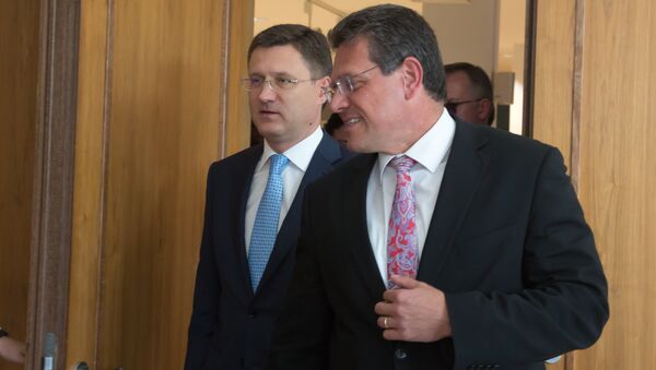 Александр Новак и Марош Шефчович во время переговоров России, Украины и Еврокомиссии по транзиту газа в Берлине. 17 июля 2018 Александр Новак и Марош Шефчович во время переговоров России, Украины и Еврокомиссии по транзиту газа в Берлине. 17 июля 2018
