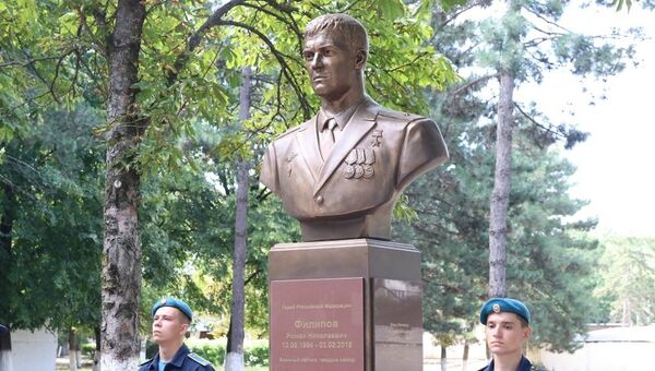 Памятник Герою России Роману Филипову на Аллее Славы Краснодарского высшего военного училища летчиков Памятник Герою России Роману Филипову на Аллее Славы Краснодарского высшего военного училища летчиков