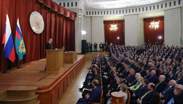 Президент РФ Владимир Путин выступает на совещании послов и постоянных представителей РФ. 19 июля 2018 Президент РФ Владимир Путин выступает на совещании послов и постоянных представителей РФ. 19 июля 2018