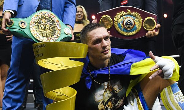 Александр Усик после победы в финальном бою Всемирной боксерской суперсерии против Мурата Гассиева Александр Усик после победы в финальном бою Всемирной боксерской суперсерии против Мурата Гассиева