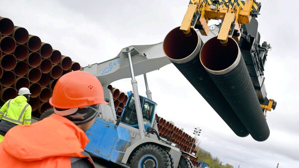 Трубы для строительства газопровода Северный поток 2 недалеко от порта Мукран, Германия Трубы для строительства газопровода Северный поток 2 недалеко от порта Мукран, Германия