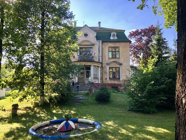 Здание в Амалиенау - историческом районе Калининграда Здание в Амалиенау - историческом районе Калининграда