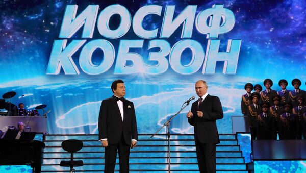 Президент РФ Владимир Путин перед началом торжественного вечера народного артиста СССР Иосифа Кобзона на сцене Государственного Кремлевского дворца Президент РФ Владимир Путин перед началом торжественного вечера народного артиста СССР Иосифа Кобзона на сцене Государственного Кремлевского дворца